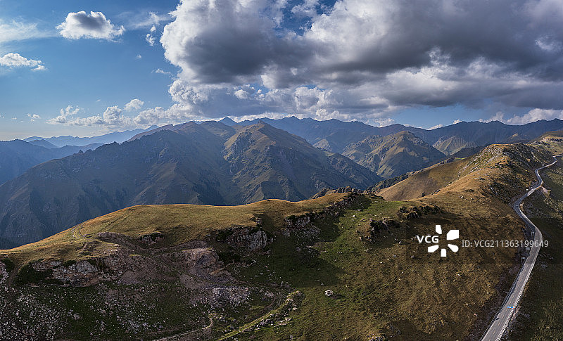 新疆：八月行走在那拉提草原图片素材