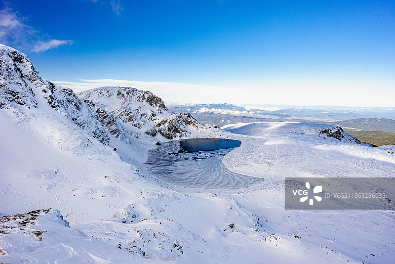 肾湖，蓝天映衬下的雪山美景，保加利亚图片素材