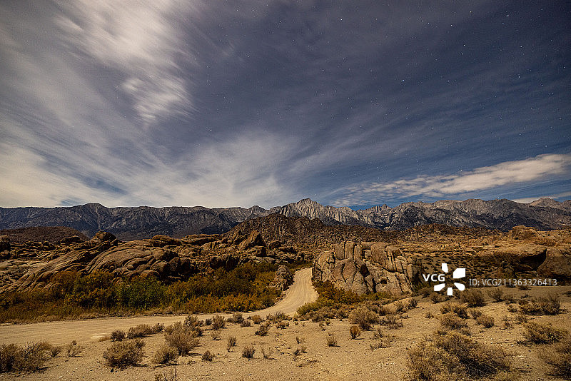 天空衬托下的沙漠风景图片素材