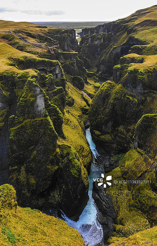 冰岛南部，瀑布映衬天空的美景图片素材