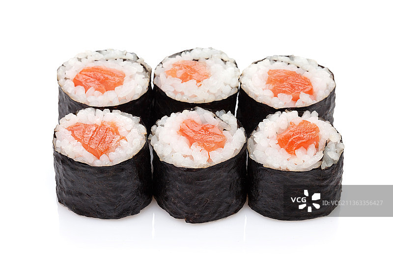 三文鱼寿司，白色背景下的寿司特写图片素材