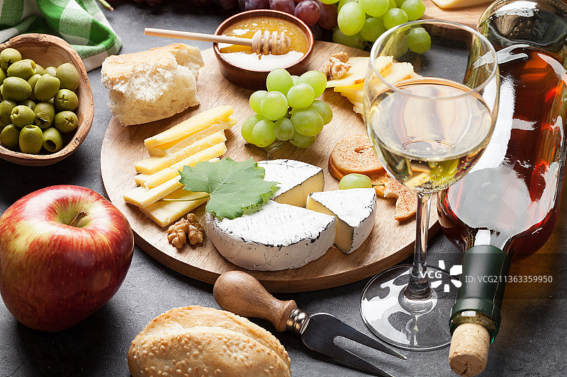 葡萄酒，葡萄，奶酪和蜂蜜，餐桌上食物的高角度视角图片素材