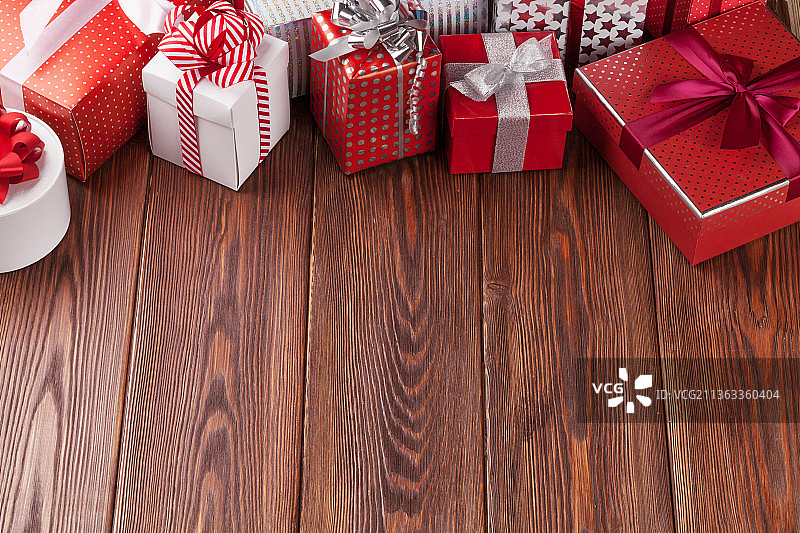 木桌上的礼盒，圣诞礼物在木桌上的高角度图片素材