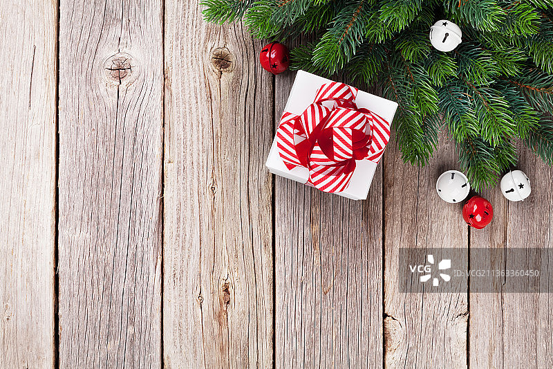 圣诞背景与冷杉树和礼物图片素材