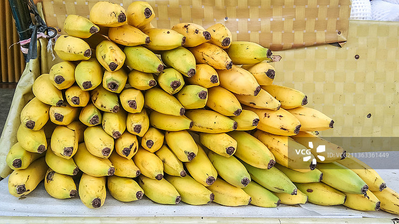 街市档位出售香蕉的特写图片素材