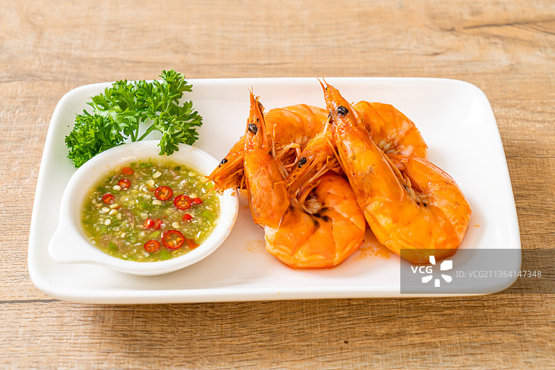 咸虾或用海鲜辣酱烤的大虾图片素材