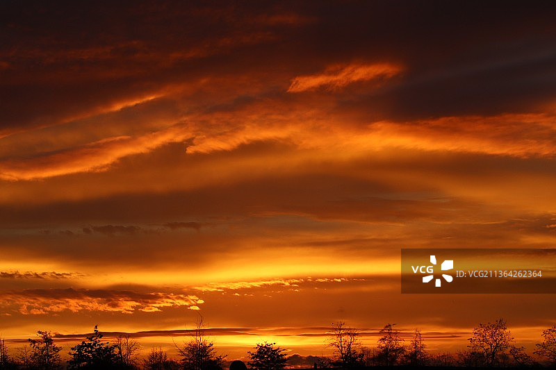 早晨的天空，日落时的低角度景象，Nunspeet，荷兰图片素材