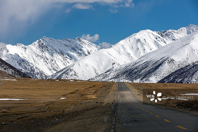 川藏公路318国道汽车广告背景图图片素材