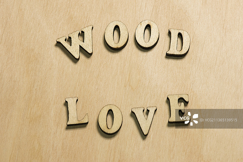 木质背景上的文字“木头”和“爱”图片素材
