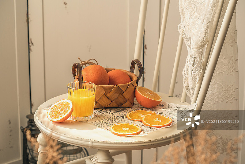 新鲜美味的橙子与橙汁图片素材