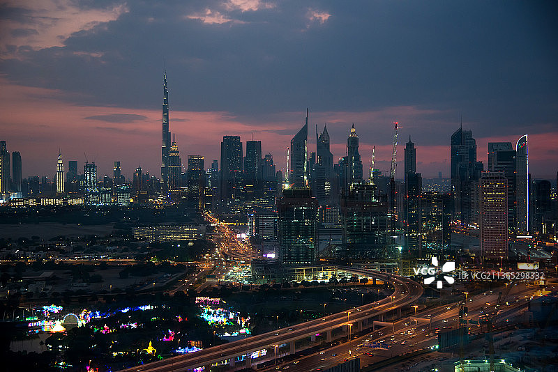 日落时分的迪拜，从迪拜金色框架的哈利法塔和图片素材