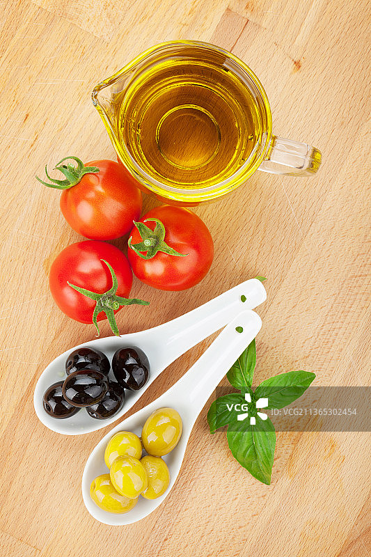 橄榄，番茄和罗勒，配料在桌子上的高角度图片素材