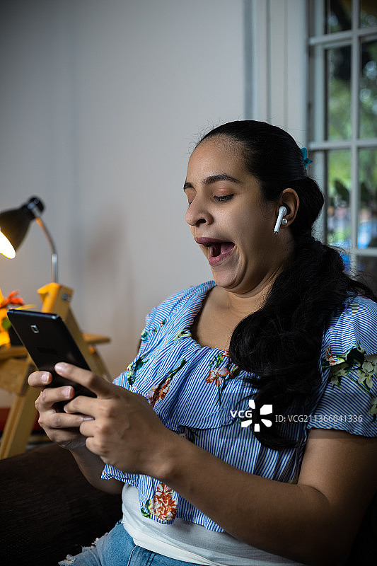 拉丁女子抱着她的手机播放音乐，巴拿马图片素材