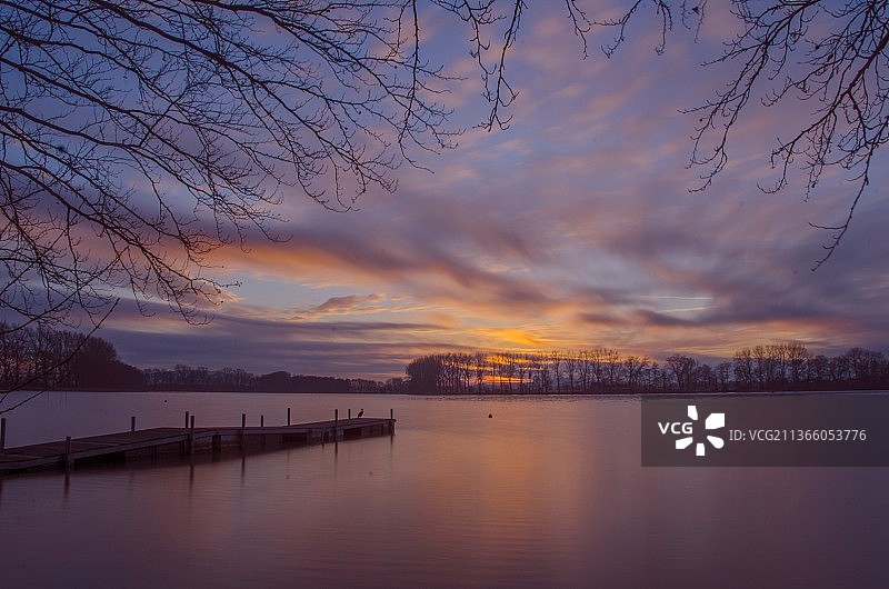日落池塘，在夕阳下的湖的风景，Dikkebus,Ieper,Belgium图片素材
