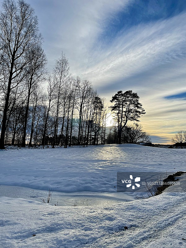 挪威霍顿，天空映衬下的雪景图片素材