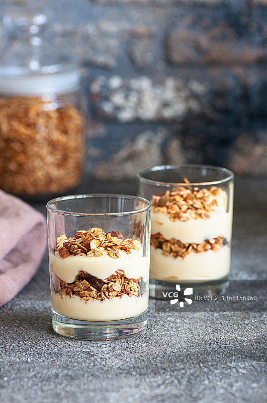 格兰诺拉燕麦卷和酸奶甜点在一个杯子健康的饮食理念图片素材