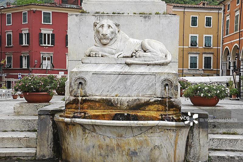 狮子雕塑，狮子，雕塑，大理石，喷泉，阿尔贝塔广场，广场，卡拉拉，马萨卡拉拉省，托斯卡纳，意大利，欧洲图片素材