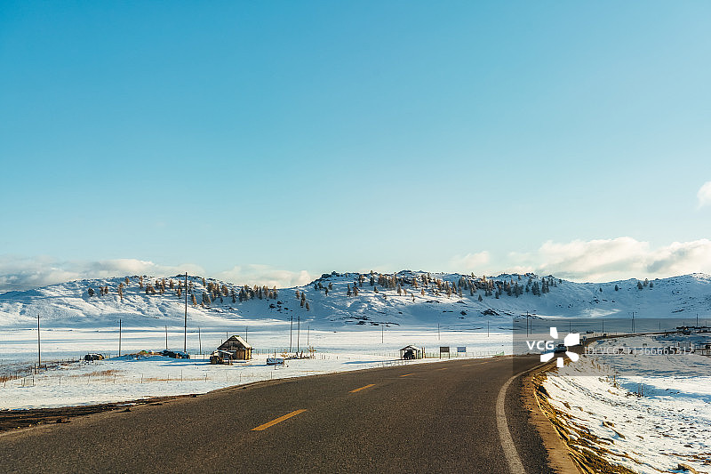 新疆阿勒泰地区布尔津喀纳斯雪山公路冬季户外风光图片素材