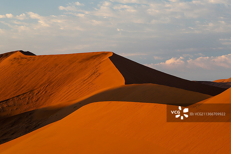 纳米比亚卡拉斯，天空映衬下的沙漠风景图片素材