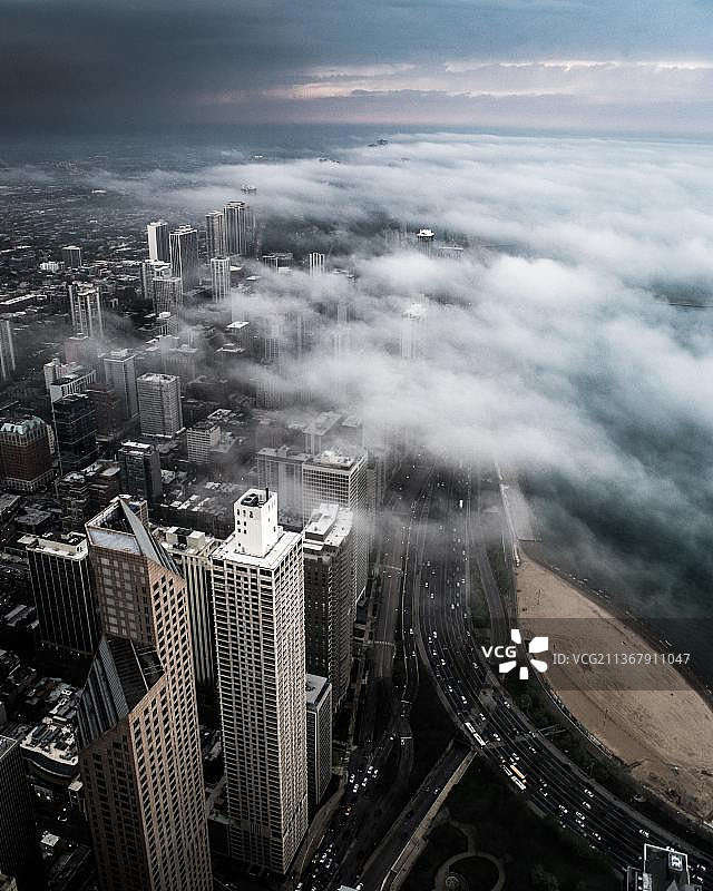 高楼林立，鸟瞰上海陆家嘴金融区在雾中图片素材