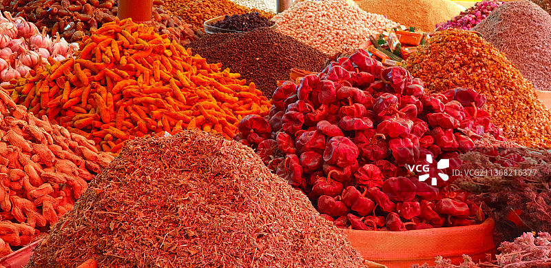 摩洛哥香料，市场摊位出售的香料的高视角图片素材