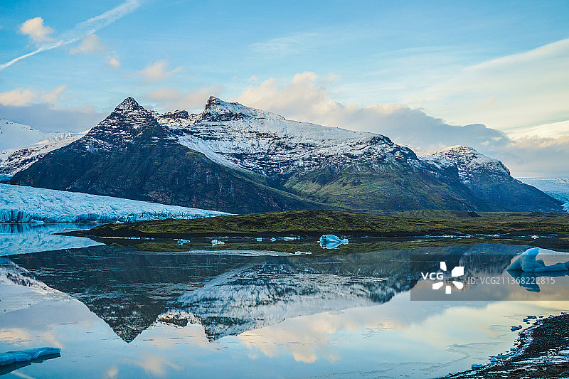 冰岛Fjallsrln冰川湖，雪山映衬天空的风景图片素材