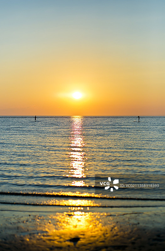 日落系列镜，日落时海天相映的风景，西草甸海滩，美国，美国图片素材
