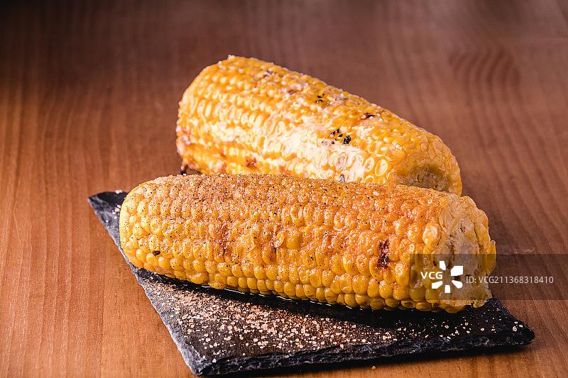 近距离观看两种美味的烤玉米图片素材
