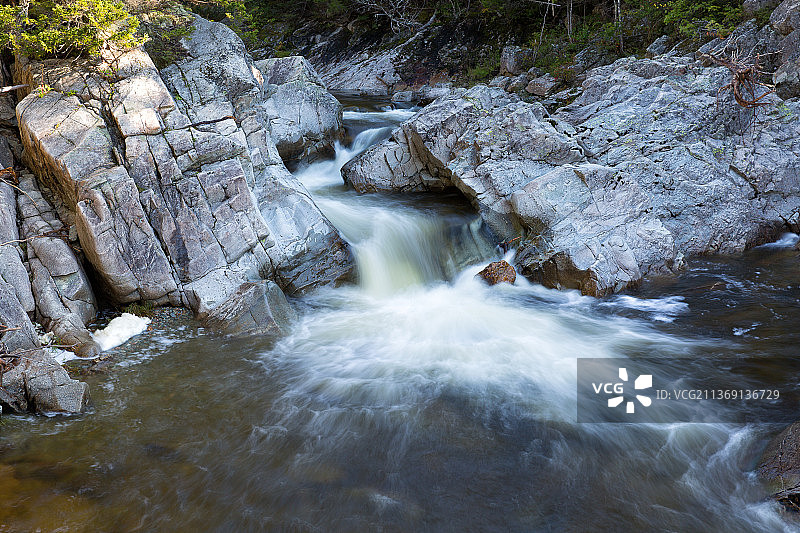 宽广的河流，森林瀑布的风景，芬迪国家公园，加拿大图片素材