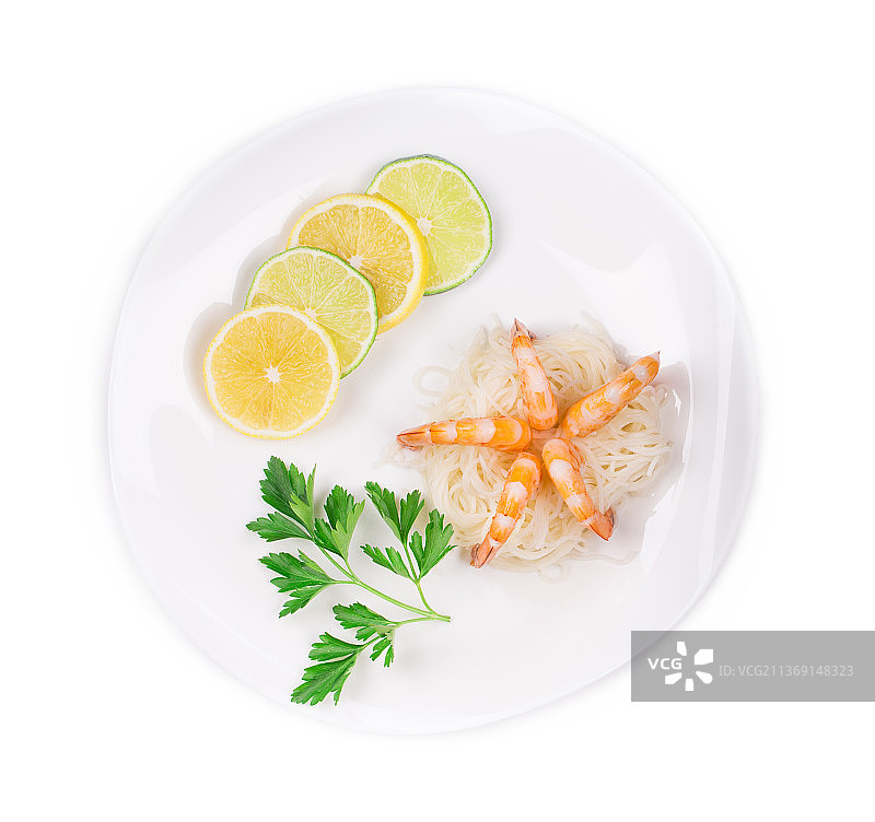新鲜的虾和意大利面，海鲜的特写在盘子上白色的背景，摩尔多瓦图片素材
