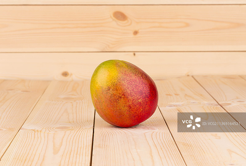 熟透的芒果，桌上苹果的特写，摩尔多瓦图片素材