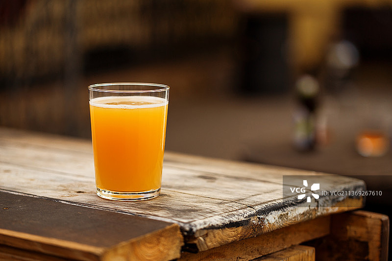 多汁的新英格兰淡色精酿啤酒图片素材