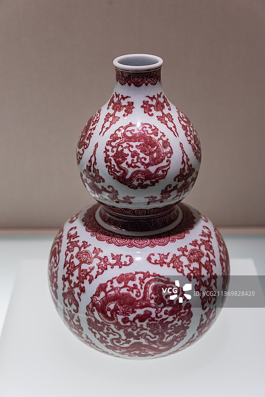 清乾隆釉里红团螭纹葫芦瓶图片素材