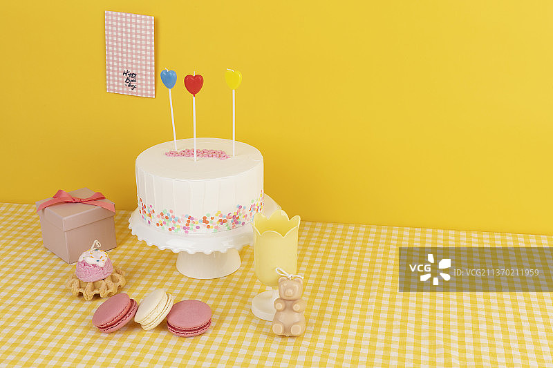 蛋糕，马卡龙和情人节礼盒白色情人节情侣，周年庆典背景图片素材