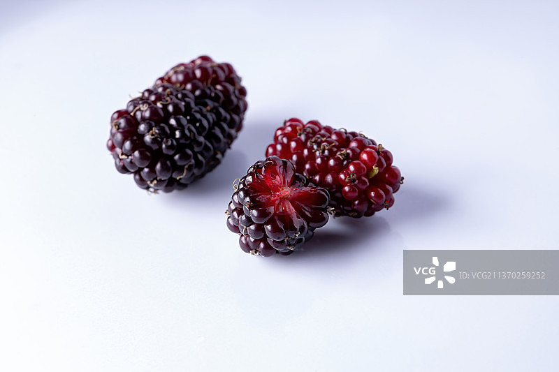 桑葚水果在宏观视图，近距离浆果在白色背景上的果实图片素材
