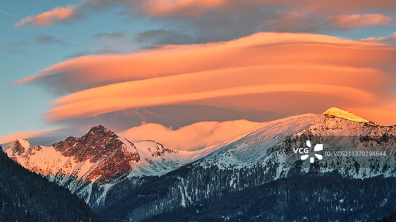 日落时的高积云，日落时天空映衬下雪山的风景，Sterzing，意大利图片素材