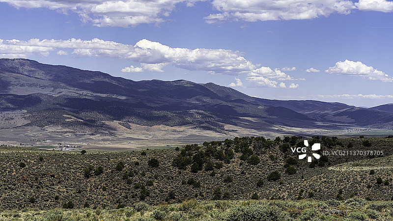 云彩，山脉，沙漠，风景和山对天空，普尤特县，犹他州，美国，美国图片素材