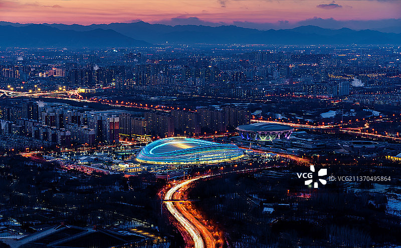 高角度拍摄北京国家速滑馆冰丝带夜景图片素材
