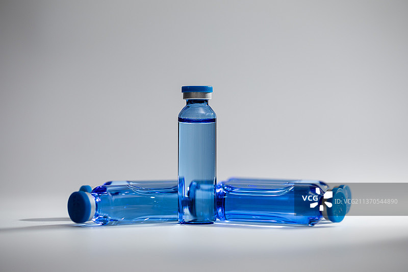 玻璃瓶口服液，蓝色玻璃药瓶，棕色玻璃药瓶，药瓶口服液图片素材