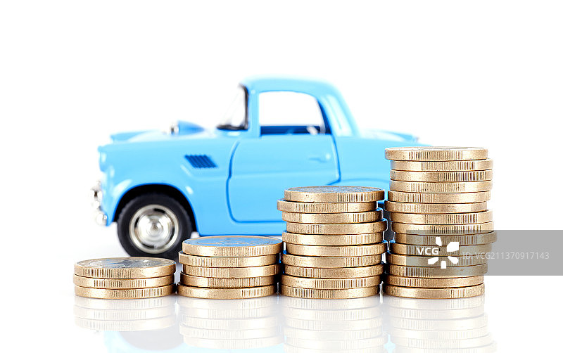蓝色小汽车模型和前面一排递增的欧元硬币图片素材