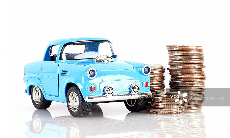 美元硬币和蓝色小汽车模型图片素材