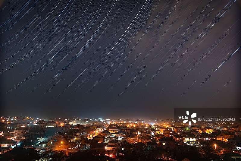 保加利亚哈斯科沃，夜空下的城市夜景鸟瞰图图片素材