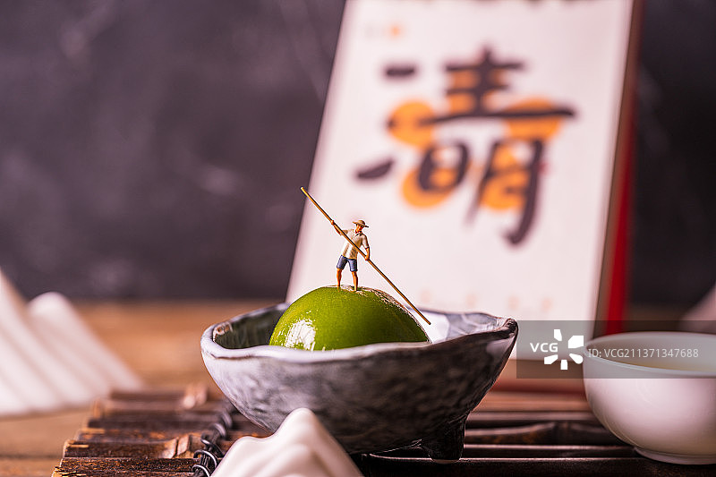 中国传统节气小吃艾草糯米青团图片素材