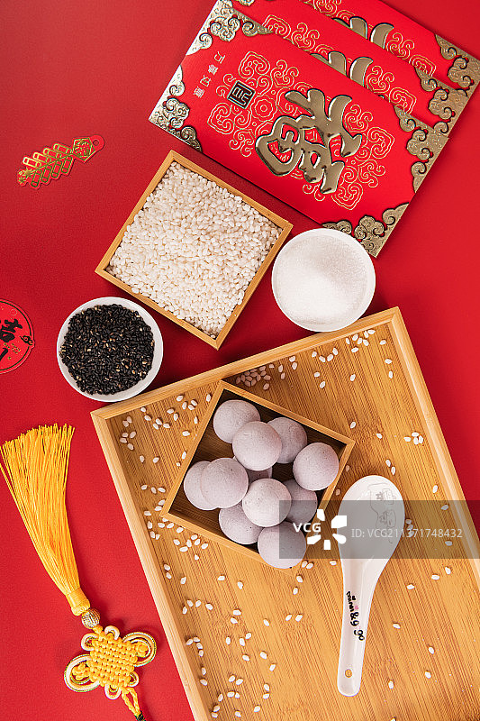 红色背景中国元宵节传统美食黑糯芝麻汤圆图片素材
