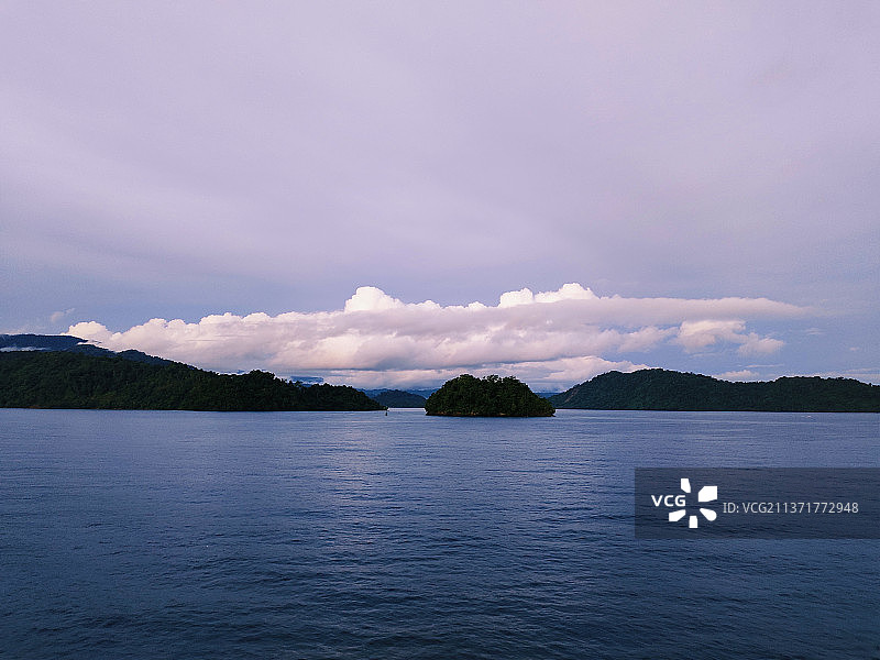 印度尼西亚，巴布亚岛，塞瑞岛，海天相映的风景图片素材
