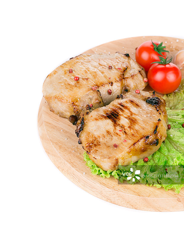 蔬菜烤猪肉，白色背景上的切菜板上的食物特写，摩尔多瓦图片素材