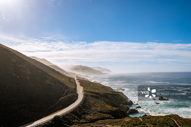 美国加利福尼亚州大苏尔，海岸线公路，海景和山对着天空的风景图片素材