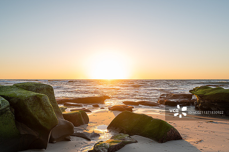 日落温丹海海滩，日落时天空晴朗的海景，温丹海海滩，美国，美国图片素材