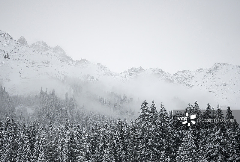 雪山映衬天空的风景，瑞士图片素材
