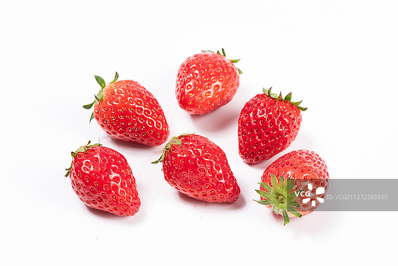 白色背景上的新鲜草莓图片素材